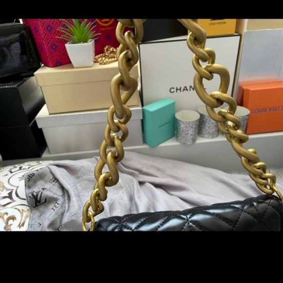 Beautiful Designer Look Black Quilted Bag - Picture 4 of 10